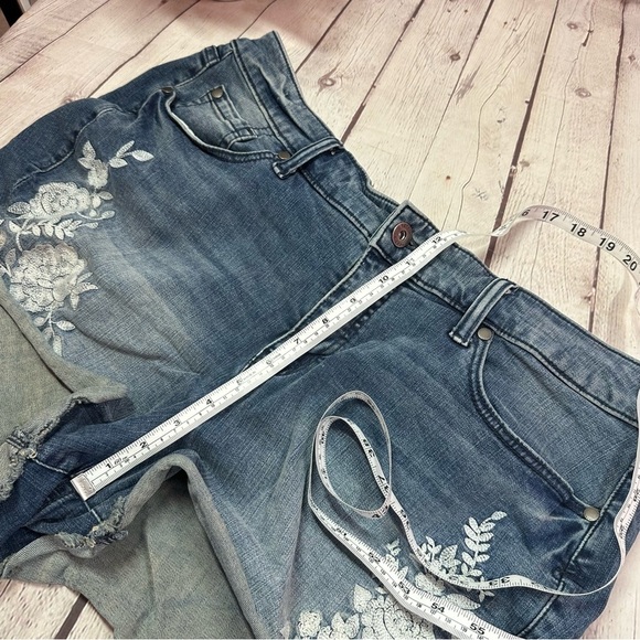 Torrid denim Jean Shorts Floral Embroidery sz 20 boho western festival - Picture 5 of 8